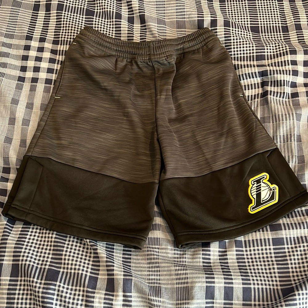 Boys SZ M (10-12) NBA LA LAKERS fleece lined shorts with pockets